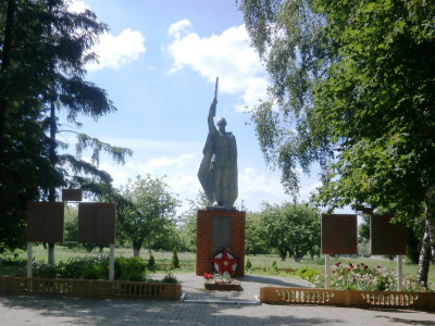 Братская могила 117 советских воинов погибших в боях с фашисткими захватчиками.